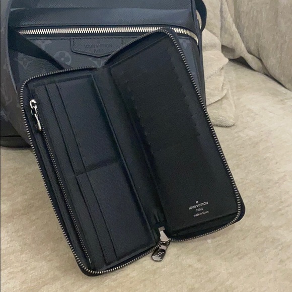 Louis Vuitton Men’s Zippy Wallet - Picture 2 of 3